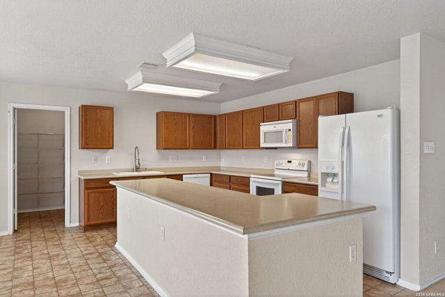 6818 Crest, Live Oak, TX 78233