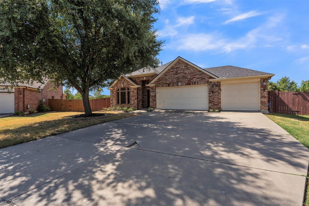 8102 Mansanillo Court, Arlington, TX 76002 — exterior