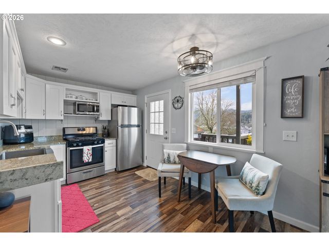 2046 Ne FREEMONT Ave, Roseburg, OR 97470