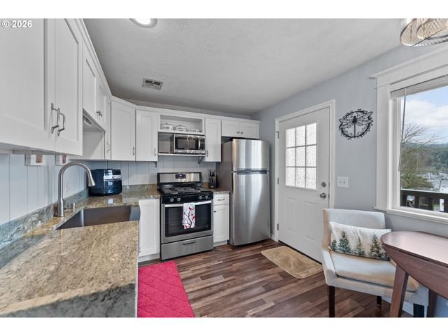 2046 Ne FREEMONT Ave, Roseburg, OR 97470