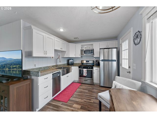 2046 Ne FREEMONT Ave, Roseburg, OR 97470