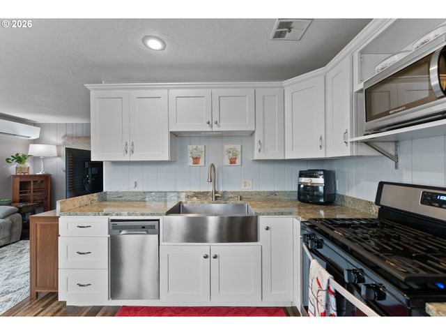 2046 Ne FREEMONT Ave, Roseburg, OR 97470