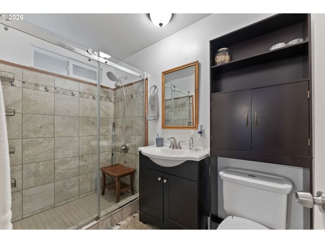 2046 Ne FREEMONT Ave, Roseburg, OR 97470