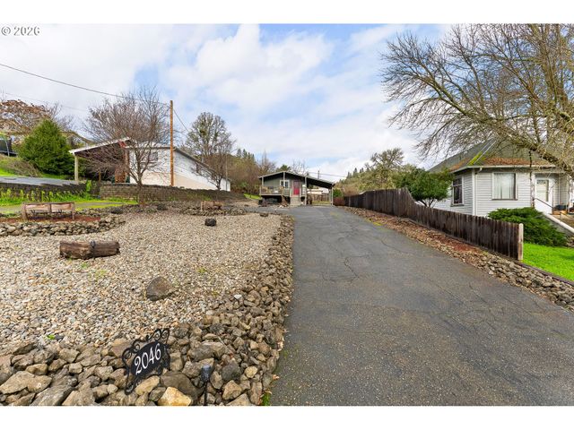 2046 Ne FREEMONT Ave, Roseburg, OR 97470