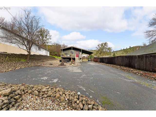 2046 Ne FREEMONT Ave, Roseburg, OR 97470
