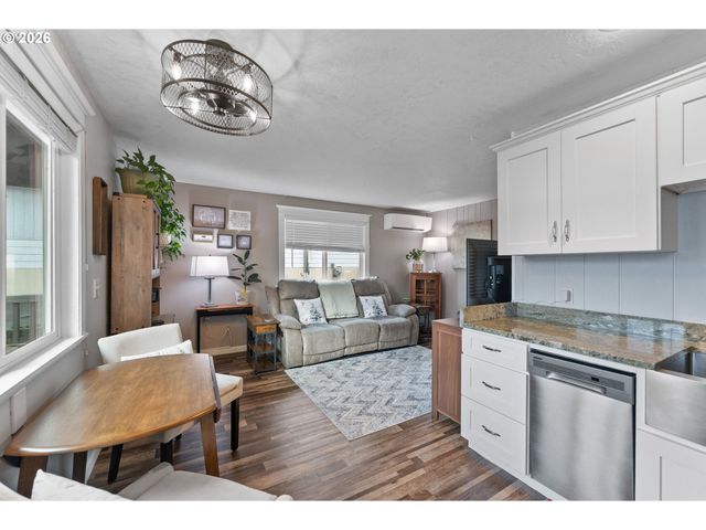 2046 Ne FREEMONT Ave, Roseburg, OR 97470