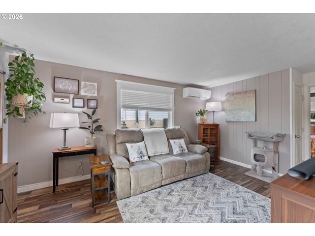 2046 Ne FREEMONT Ave, Roseburg, OR 97470