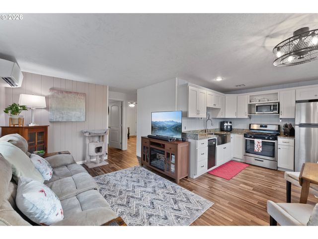 2046 Ne FREEMONT Ave, Roseburg, OR 97470