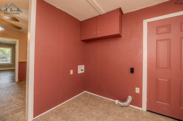 404 W WASHINGTON AVENUE, Iowa Park, TX 76367