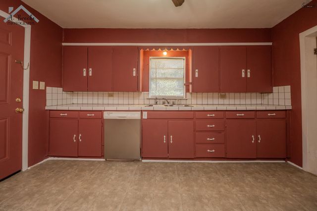 404 W WASHINGTON AVENUE, Iowa Park, TX 76367