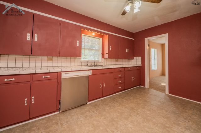 404 W WASHINGTON AVENUE, Iowa Park, TX 76367