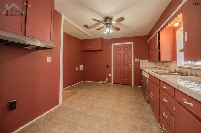 404 W WASHINGTON AVENUE, Iowa Park, TX 76367