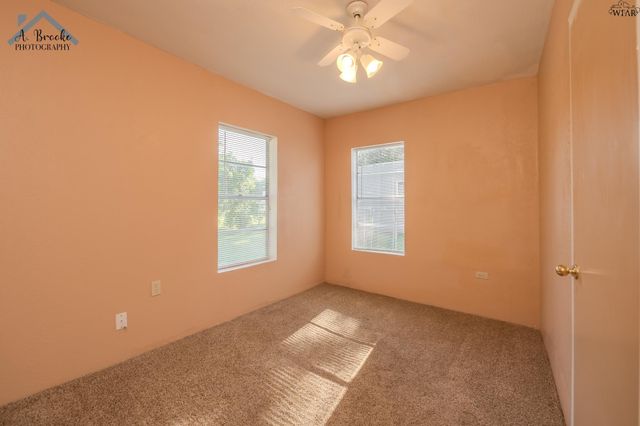 404 W WASHINGTON AVENUE, Iowa Park, TX 76367