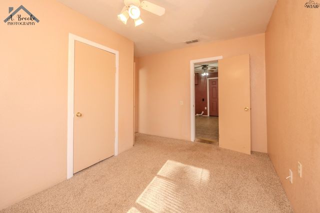 404 W WASHINGTON AVENUE, Iowa Park, TX 76367
