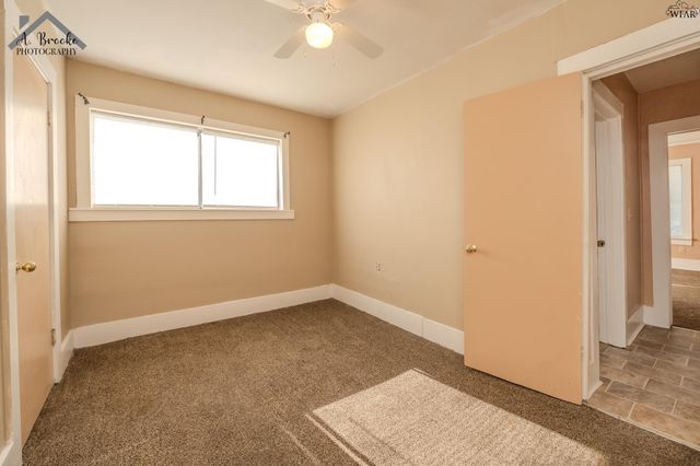 404 W WASHINGTON AVENUE, Iowa Park, TX 76367
