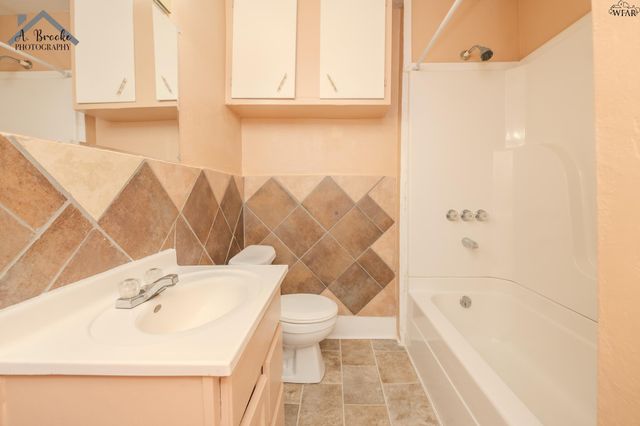 404 W WASHINGTON AVENUE, Iowa Park, TX 76367