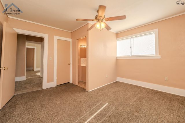 404 W WASHINGTON AVENUE, Iowa Park, TX 76367