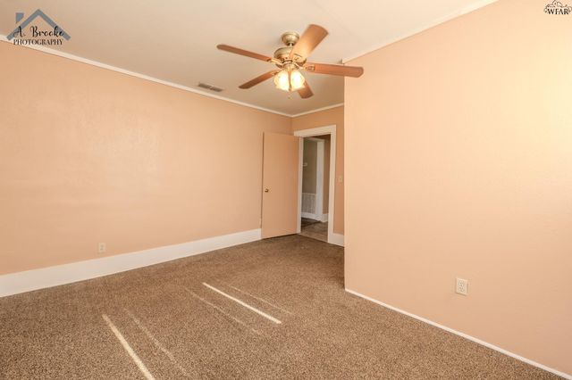 404 W WASHINGTON AVENUE, Iowa Park, TX 76367
