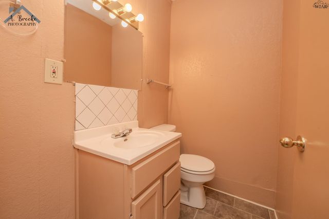 404 W WASHINGTON AVENUE, Iowa Park, TX 76367
