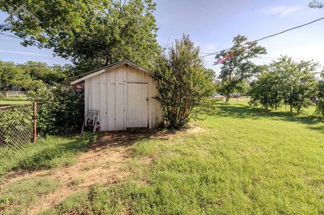 404 W WASHINGTON AVENUE, Iowa Park, TX 76367