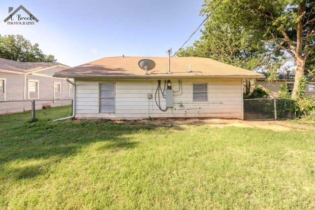 404 W WASHINGTON AVENUE, Iowa Park, TX 76367