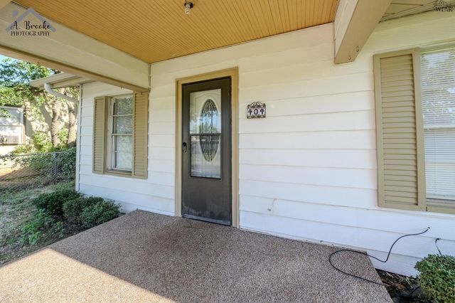 404 W WASHINGTON AVENUE, Iowa Park, TX 76367