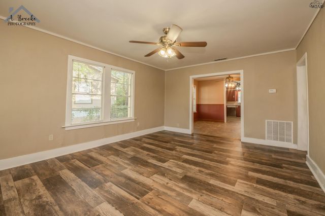 404 W WASHINGTON AVENUE, Iowa Park, TX 76367