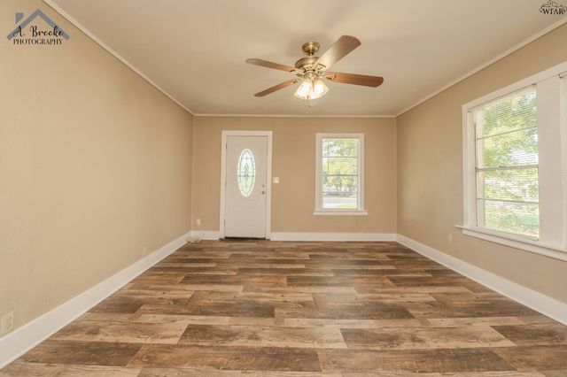 404 W WASHINGTON AVENUE, Iowa Park, TX 76367