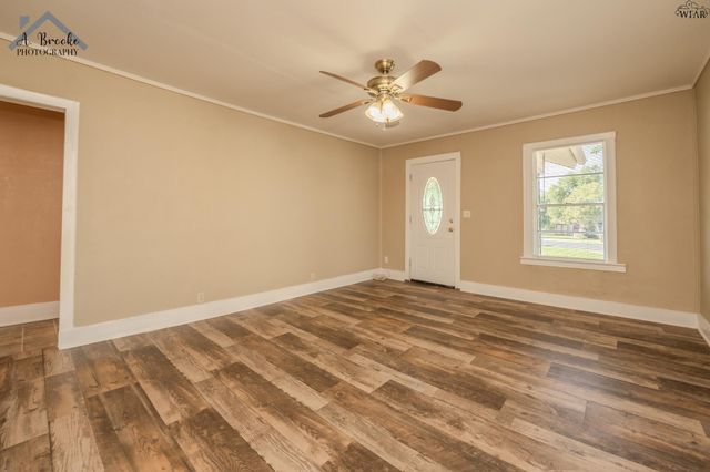 404 W WASHINGTON AVENUE, Iowa Park, TX 76367