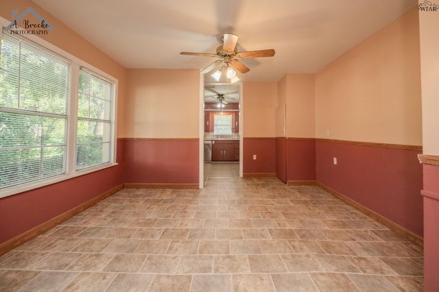 404 W WASHINGTON AVENUE, Iowa Park, TX 76367