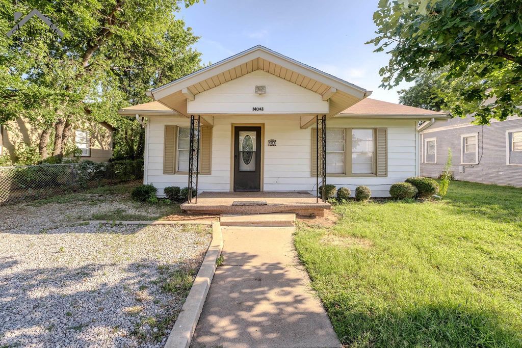 404 W WASHINGTON AVENUE, Iowa Park, TX 76367