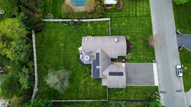 12 Buccaneer Lane, East Setauket, NY 11733