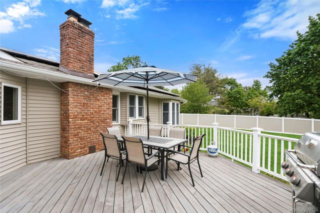 12 Buccaneer Lane, East Setauket, NY 11733