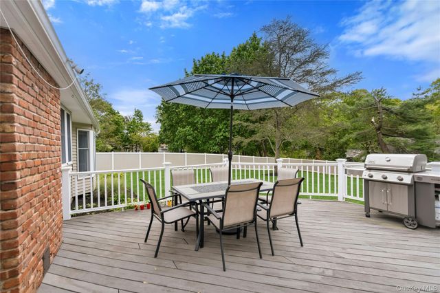 12 Buccaneer Lane, East Setauket, NY 11733