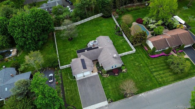 12 Buccaneer Lane, East Setauket, NY 11733