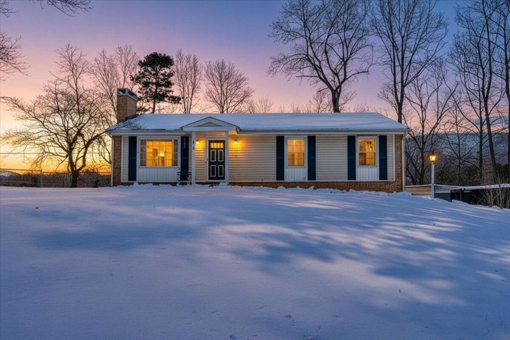 135 Silverbirch DR, Blue Ridge, VA 24064