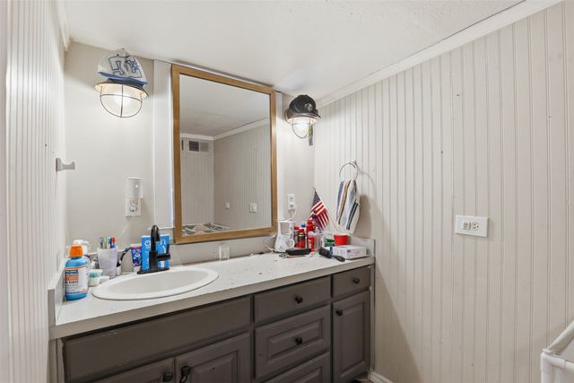 500 W Rucker Street, Granbury, TX 76048