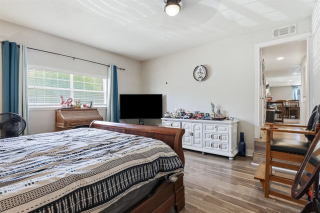 500 W Rucker Street, Granbury, TX 76048