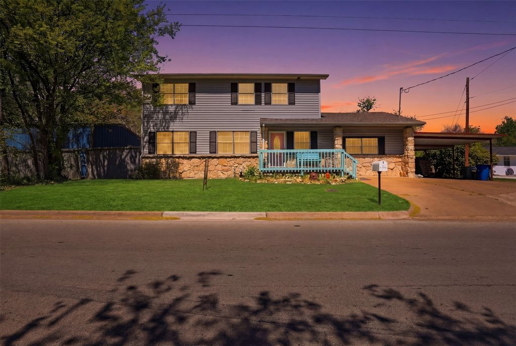 500 W Rucker Street, Granbury, TX 76048