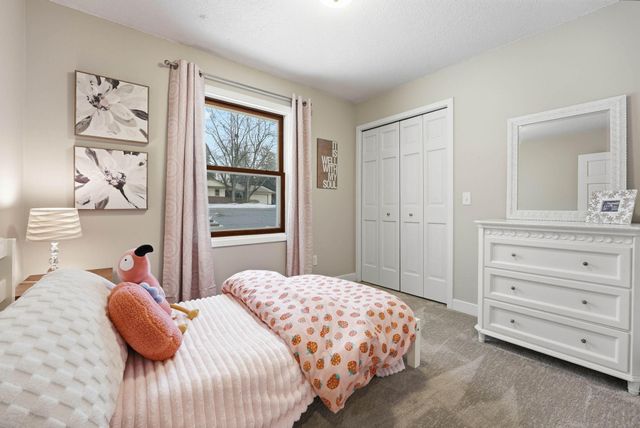 913 York Avenue NW, Elk River, MN 55330