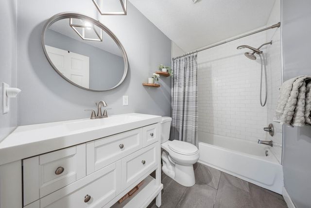 913 York Avenue NW, Elk River, MN 55330