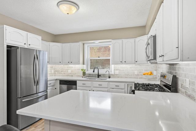 913 York Avenue NW, Elk River, MN 55330