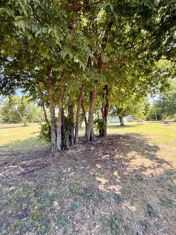 90 2nd Street, Honey Grove, TX 75446