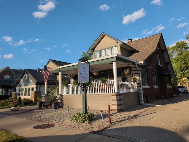417 N Hough Street, Barrington, IL 60010