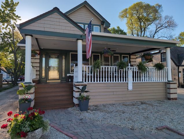 417 N Hough Street, Barrington, IL 60010