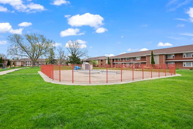 1101 HOLIDAY Lane 10, Des Plaines, IL 60016