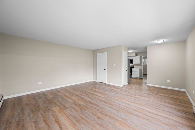 1101 HOLIDAY Lane 10, Des Plaines, IL 60016