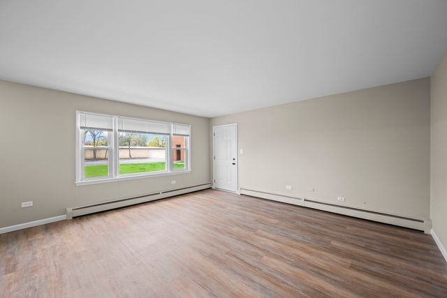 1101 HOLIDAY Lane 10, Des Plaines, IL 60016