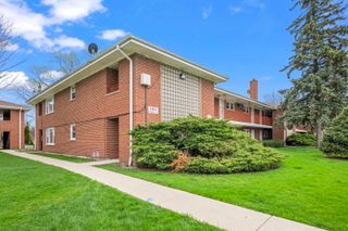 1101 HOLIDAY Lane 10, Des Plaines, IL 60016