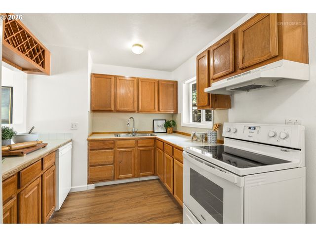 12747 Ne HOLLADAY St, Portland, OR 97230